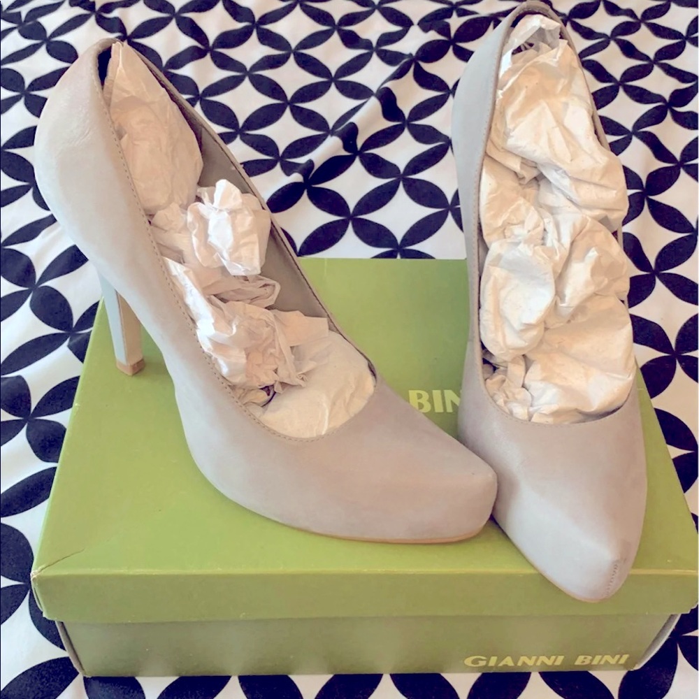 Gianni Bini pebble grey leather stiletto. Size 9.5